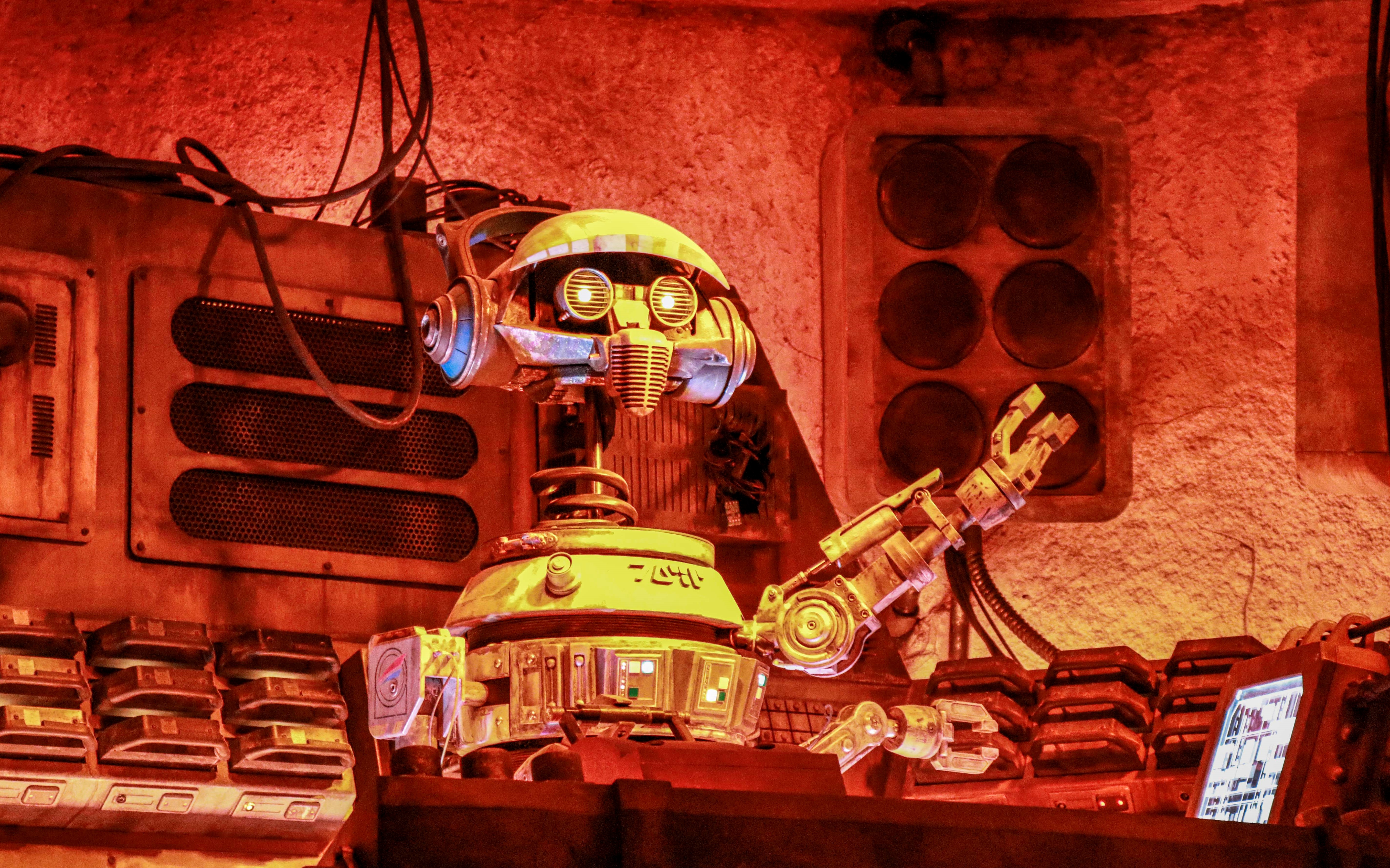 DJ R-3X is keeping that intergalactic funk going all night long! 