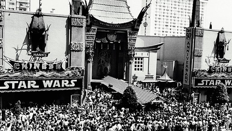 Fans await their chance to see Star Wars at Manns Chinese Theater in 1977
